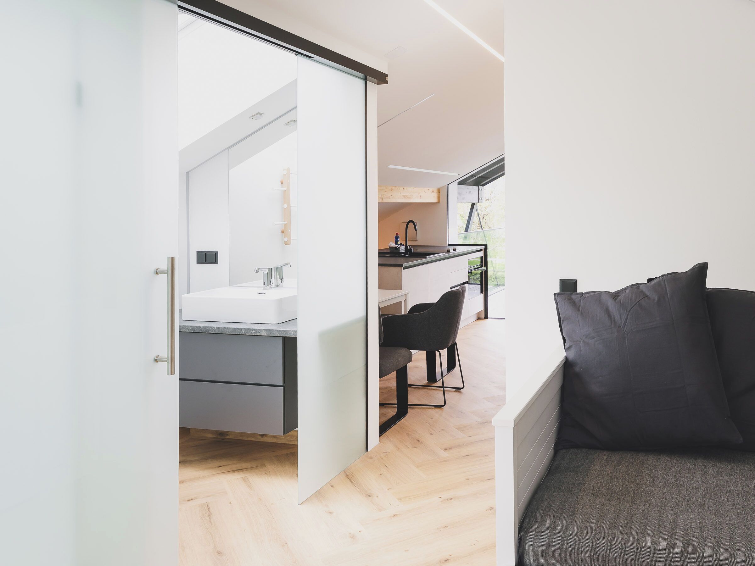 Kondo Mewah, balkon, pemandangan danau | Meja kerja, ruang kerja ramah laptop, dan tirai kedap cahaya