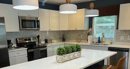 Charming 3-bedroom house with WiFi, AC in delightful Colonial Beach