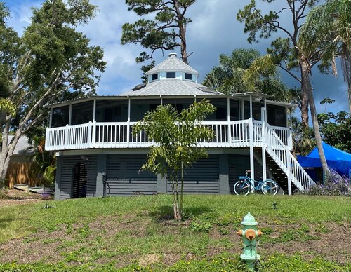Cozy Treehouse-One-of a kind stay-only 5 minutes to beach. Beach gear included! 