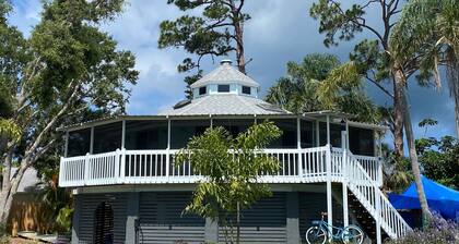 Cozy Treehouse-One-of a kind stay-only 5 minutes to beach. Beach gear included!