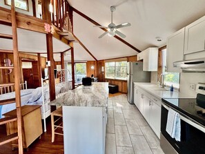Fridge, microwave, oven, stovetop - Cozy Treehouse-One-of a kind stay-only 5 minutes to beach. Beach gear included!  (Venice)