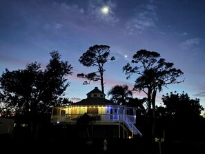 Exterior - Cozy Treehouse-One-of a kind stay-only 5 minutes to beach. Beach gear included!  (Venice)