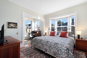 6 bedrooms, desk, iron/ironing board, travel cot