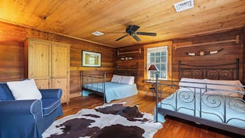 5 bedrooms, desk, free WiFi, bed sheets