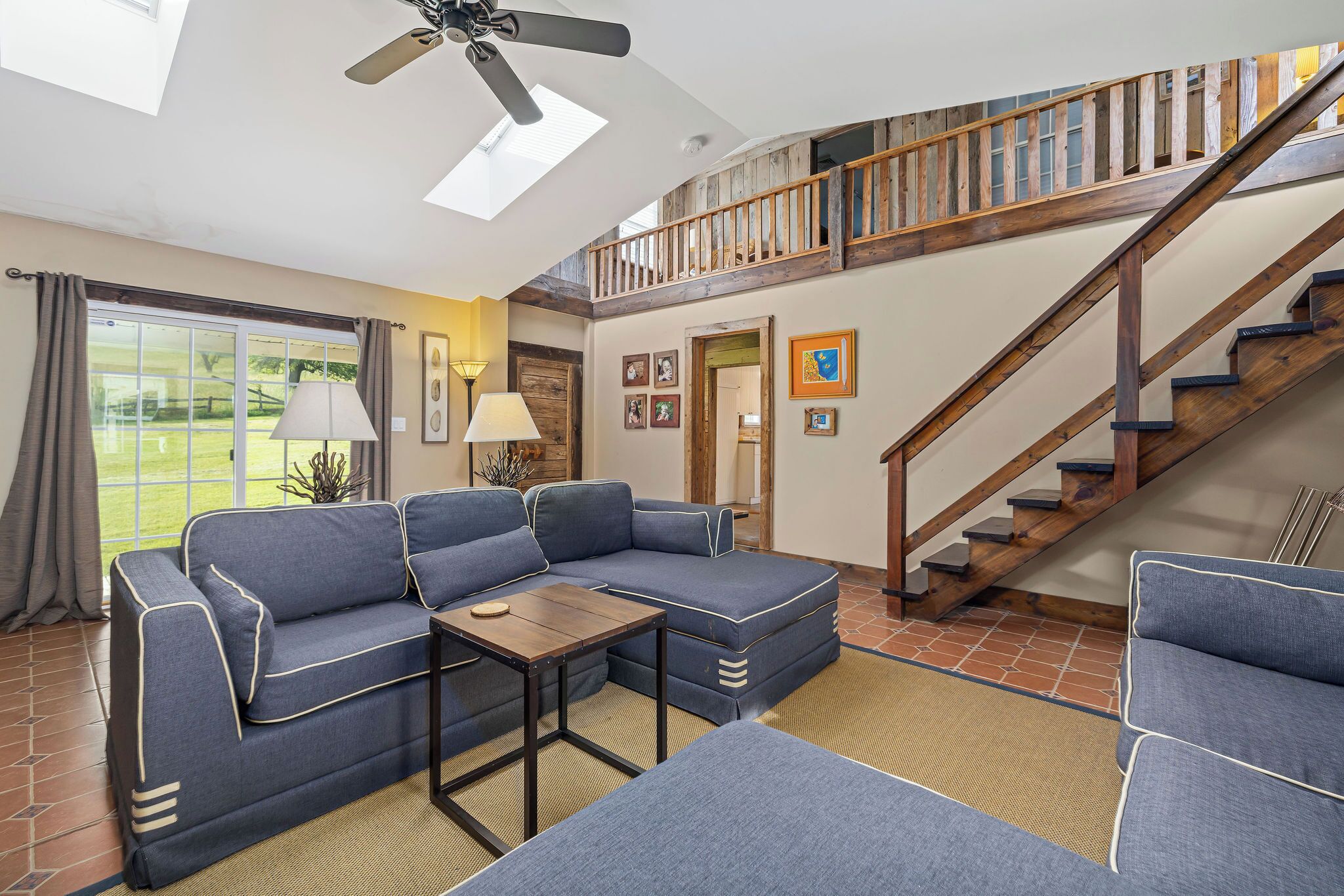 Smart-tv, een dvd-speler en boeken