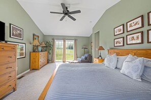 5 bedrooms, desk, free WiFi, bed sheets - Spacious Rural Farmhouse Getaway with Peaceful Views (Williamsville)