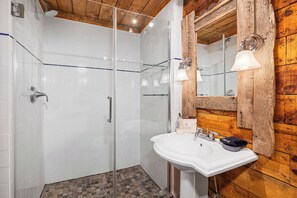 Een douche, een haardroger, handdoeken, zeep