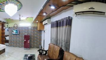 Escriptori, espai de treball apte per a portàtils i wifi gratuïta