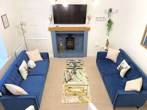 Een televisie en een open haard