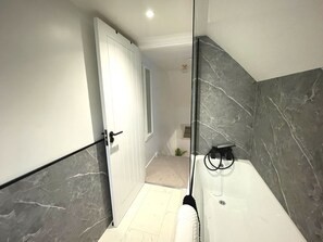 Towels - Beautifully Presented, Cosy Town Centre Cottage - Pass the Keys (Dumfries)