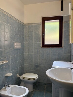 Dusj, bidé, håndklær og såpe