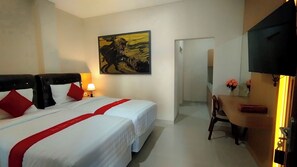 Tomannsrom – deluxe | Skrivebord for bærbar PC, blendingsgardiner og lydisolert