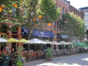 Outdoor dining - Waterfront Loft 2 Bedroom Posh Condo Downtown (Charlottetown)