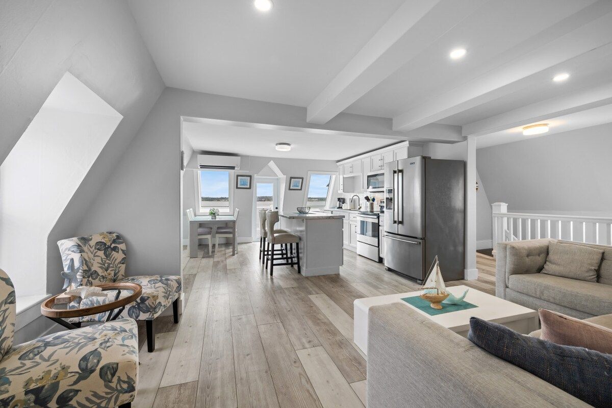 Un loft moderno con cocina, comedor y sala de estar.