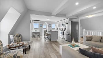 Un loft moderno con cocina, comedor y sala de estar.