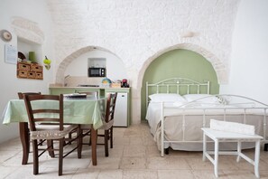 1 bedroom, iron/ironing board, travel cot, WiFi - Casa Flanc: Historic Home with Private Terrace (Ostuni)