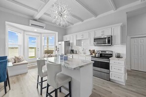 Køleskab, mikrobølgeovn, ovn, kogeplade