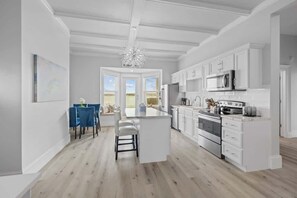 Køleskab, mikrobølgeovn, ovn, kogeplade