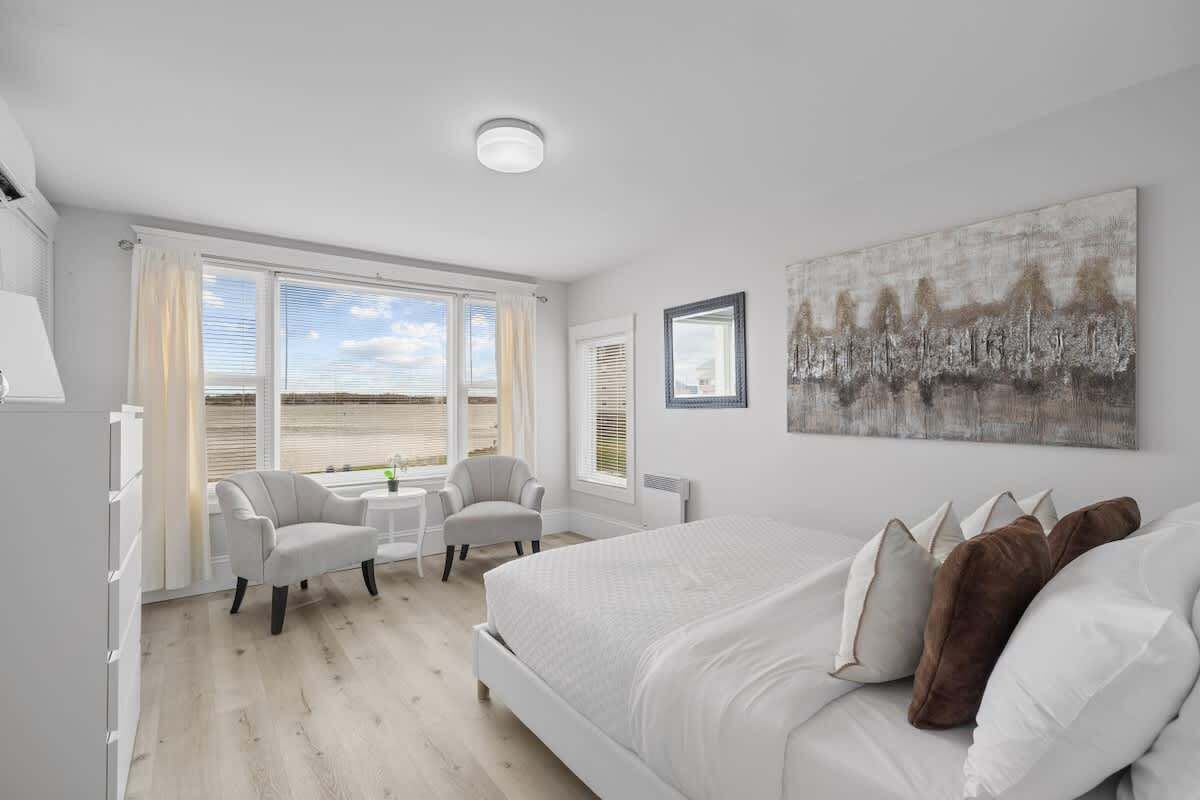 2 bedrooms, iron/ironing board, travel cot, WiFi