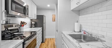 Réfrigérateur, four à micro-ondes, un four, surface de cuisson