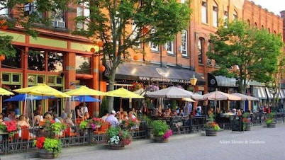 Waterfront Cozy 1 Bedroom  Condo Downtown Ch'town