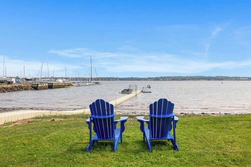 Waterfront Deluxe King Suite Condo Downtown Chtown