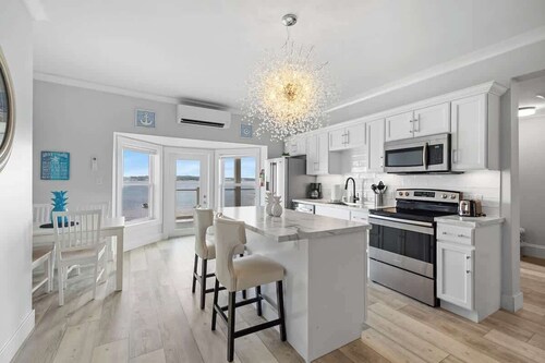 Beautiful Waterfront 2 Bdrm Condo Downtown Ch'town