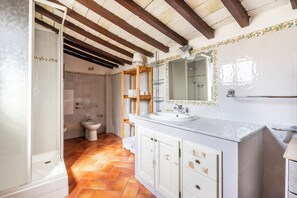 Douche, séchoir à cheveux, bidet, serviettes fournies