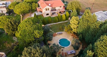 Spacious 5-bedroom Batroun villa guesthouse with pool, 5 minutes from the sea