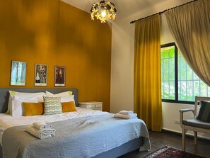 5 bedrooms, iron/ironing board, WiFi, bed sheets