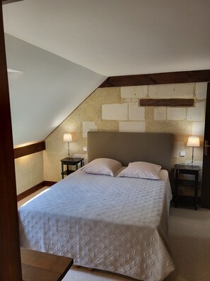 2 chambres, fer et planche à repasser, lit de bébé portatif