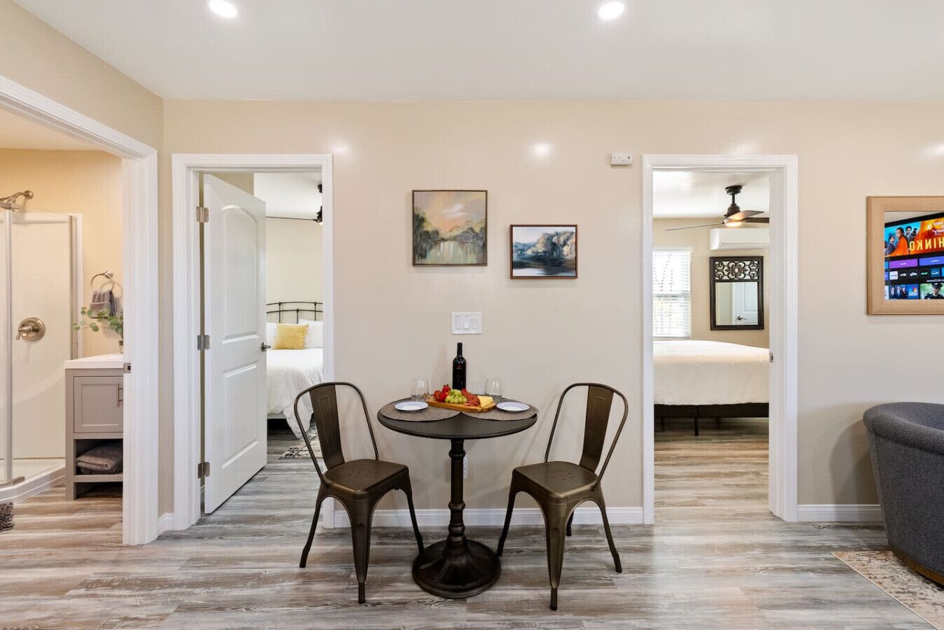 6 quartos, ferros/tábuas de passar roupa, Wi-Fi, roupa de cama