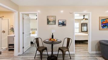 6 quartos, ferros/tábuas de passar roupa, Wi-Fi, roupa de cama