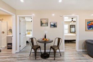 6 bedrooms, iron/ironing board, WiFi, bed sheets