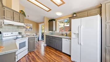 冷蔵庫、電子レンジ、オーブン、コンロ