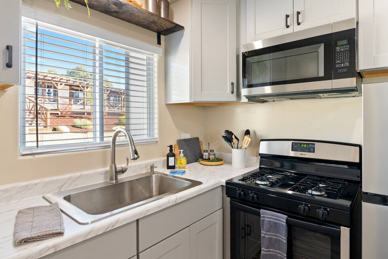 Refrigerador, microondas, horno y parrilla de estufa 