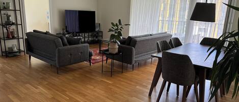 Een smart-tv, videogames, een filmbibliotheek en een computerscherm