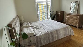 3 bedrooms, desk, iron/ironing board, free WiFi