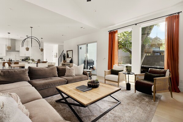 Smart TV, fireplace, books, stereo