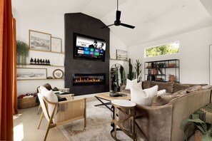 Smart TV, fireplace, books, stereo
