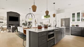 Kjøleskap, mikrobølgeovn, ovn og kokeplater