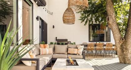 Villa Sleeps 14, Pool, Movies, Games, Mins from Downtown