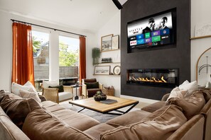 Smart-tv, eldstad, böcker och en stereo