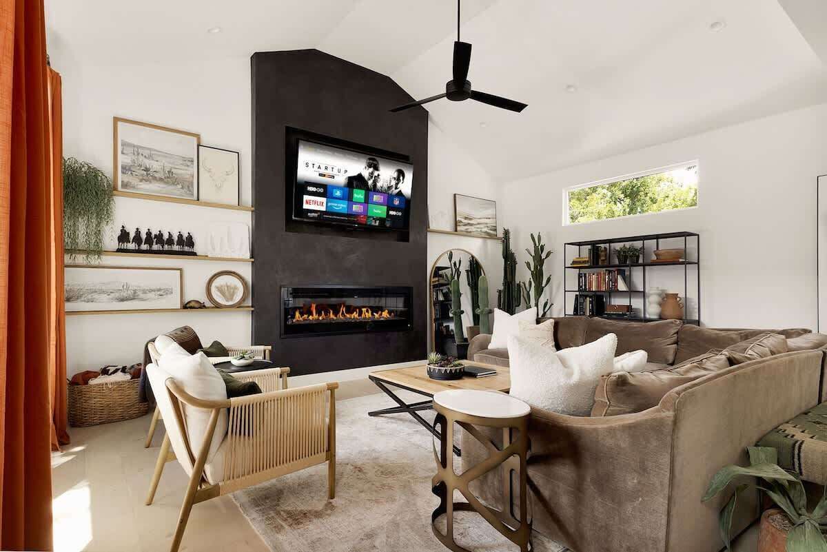 Smart TV y chimenea 