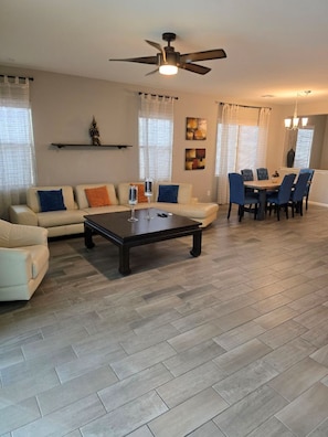 Smart TV - Spacious 4-bedroom house with Pool, WiFi and AC in brilliant Buckeye (Buckeye)