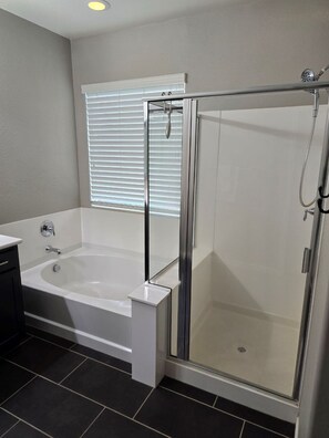 Shower, towels, soap, toilet paper - Spacious 4-bedroom house with Pool, WiFi and AC in brilliant Buckeye (Buckeye)