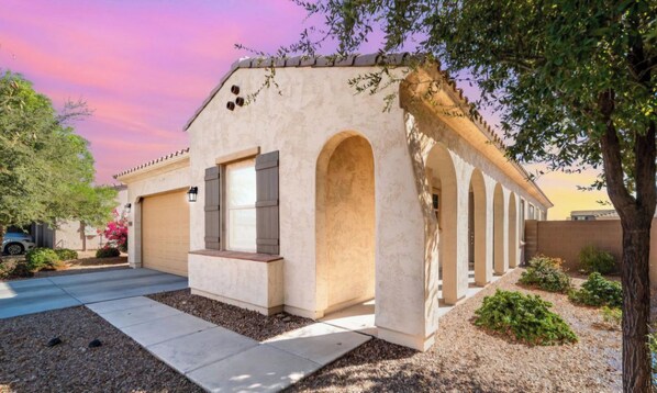 Exterior - Spacious 4-bedroom house with Pool, WiFi and AC in brilliant Buckeye (Buckeye)