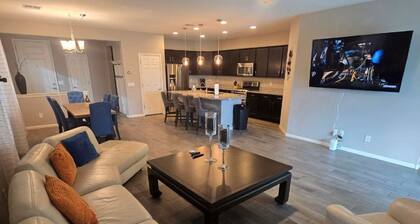 Spacious 4-bedroom house with Pool, WiFi and AC in brilliant Buckeye