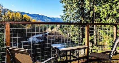 Mt Baker Rim Cabin 70 A pet Friendly Vacation Home With a hot tub and Wifi