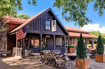 The Sycamore House in the Heart of Historic Leipers Fork Village - Franklin, TN